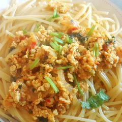Spaghetti with chicken mince and herbs 😉 A picture of Spaghetti with chicken mince and herbs 😉.