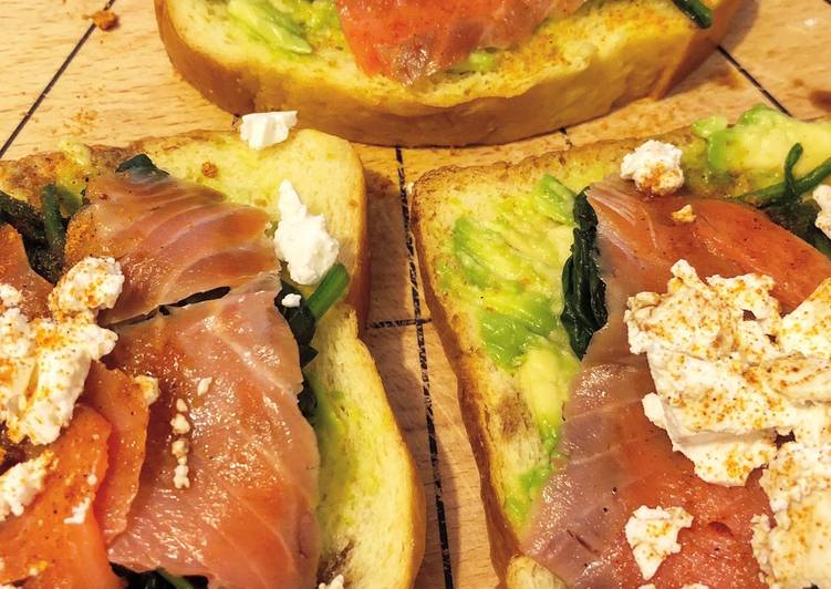 Avo toast with spinach, feta and salmon