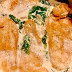 A picture of One-Pan Easy Creamy Chicken Breast with Spinach & Caramelized Onion 🧅.