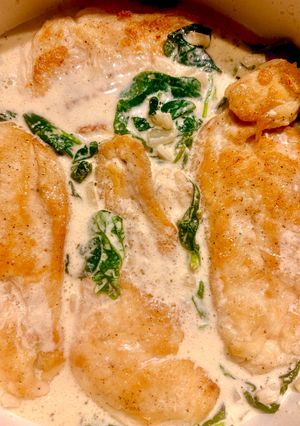 A picture of One-Pan Easy Creamy Chicken Breast with Spinach & Caramelized Onion 🧅.