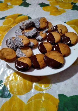 Foto di Biscotti con glassa al cioccolato e cioccolato/cocco