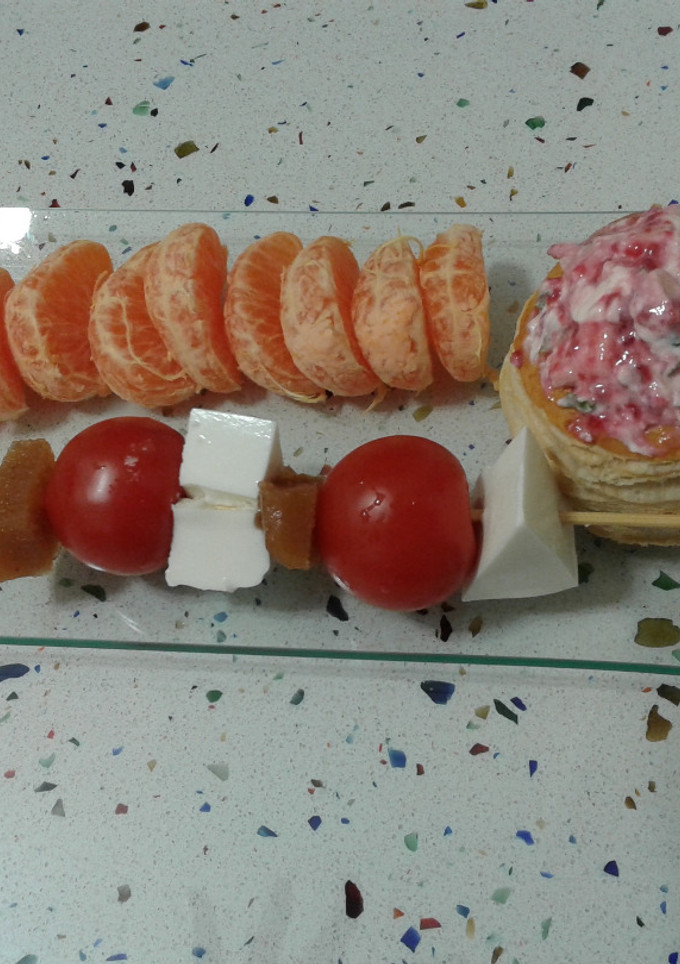 Una foto de Volovants con menta y pinchito de membrillo