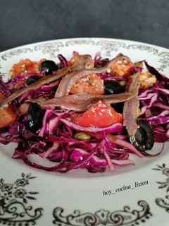 Una foto de Ensalada de lombarda con tomates confitados