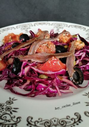 Una foto de Ensalada de lombarda con tomates confitados