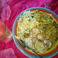 A picture of Indomine with fried egg and vegetables.