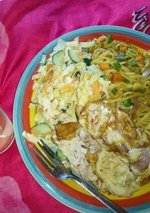 A picture of Indomine with fried egg and vegetables.