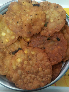 மிளகு தட்டை பலகாரம்(Pepper Thattai snacks) செய்முறை முக்கிய புகைப்படம்