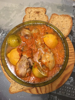 Una foto de Jamoncitos de pollo al horno con limón y verduritas