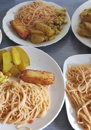 Une photo de Plat complet avec des pâtes accompagnées du poulet blanc