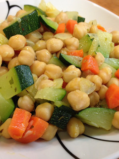 Una foto de Garbanzos salteados con verduras