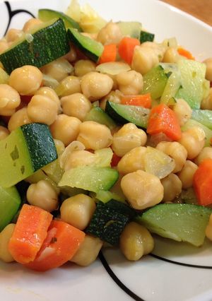 Una foto de Garbanzos salteados con verduras