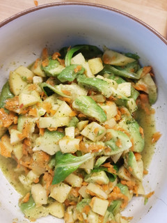 Una foto de Ensalada de manzana y verdura