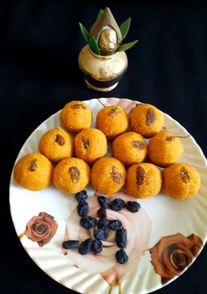 रवा बेसन लाडू (Rava Besan Ladoo Recipe In Marathi) रेसिपी चे मुख्य फोटो 