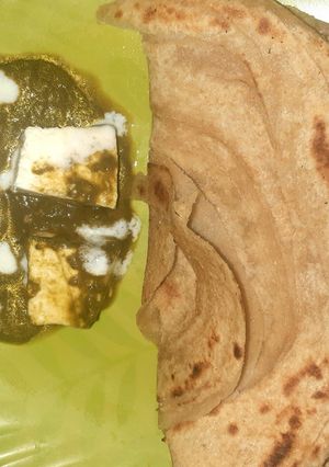 A picture of Palak paneer.