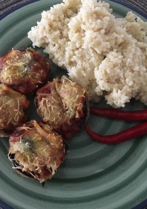 Sajtos-paradicsomos töltött gomba kuszkusszal recept fotója