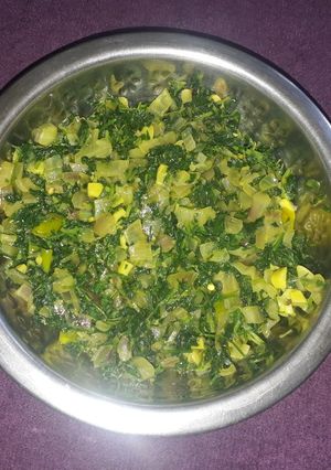 मेथीची भाजी (methichi bhaji recipe in marathi) रेसिपी चे मुख्य फोटो 