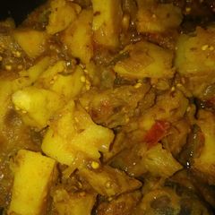 A picture of Aloo baingan.