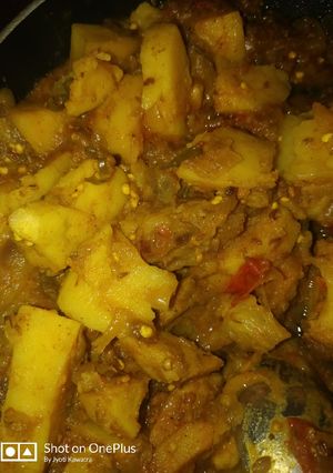 A picture of Aloo baingan.