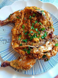 Una foto de Pollo abierto asado en salsa de baharat y Sindhi biryani