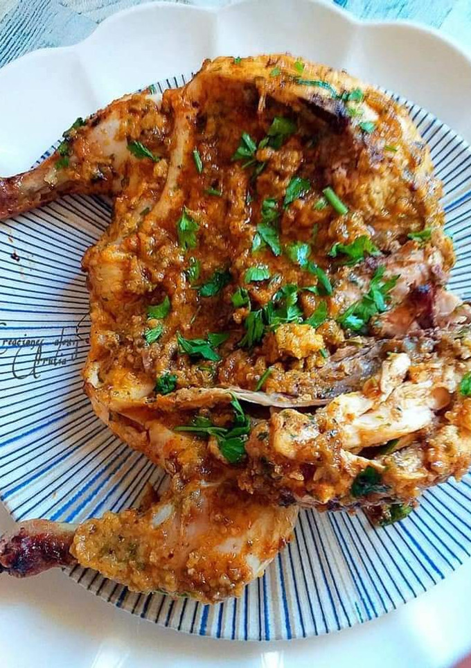 Una foto de Pollo abierto asado en salsa de baharat y Sindhi biryani