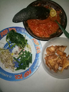 Foto resep Lalapan sayur + sambel terasi jeruk limo + ikan asin goreng