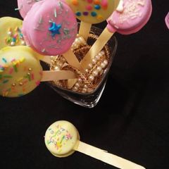 A picture of Flavoured Oreo pops.