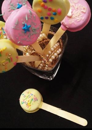 A picture of Flavoured Oreo pops.