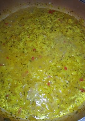 Una foto de Arroz amarillo con pollo 🍚🍗