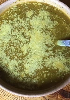 Une photo de Soupe de tomates champignons céleri branche au curry et parmesan