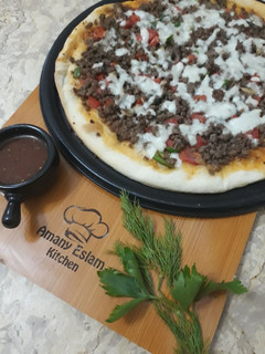 صورة لوصفة بيتزا اللحمة المفرومة بتتبيلة جديدة 🥩🍕