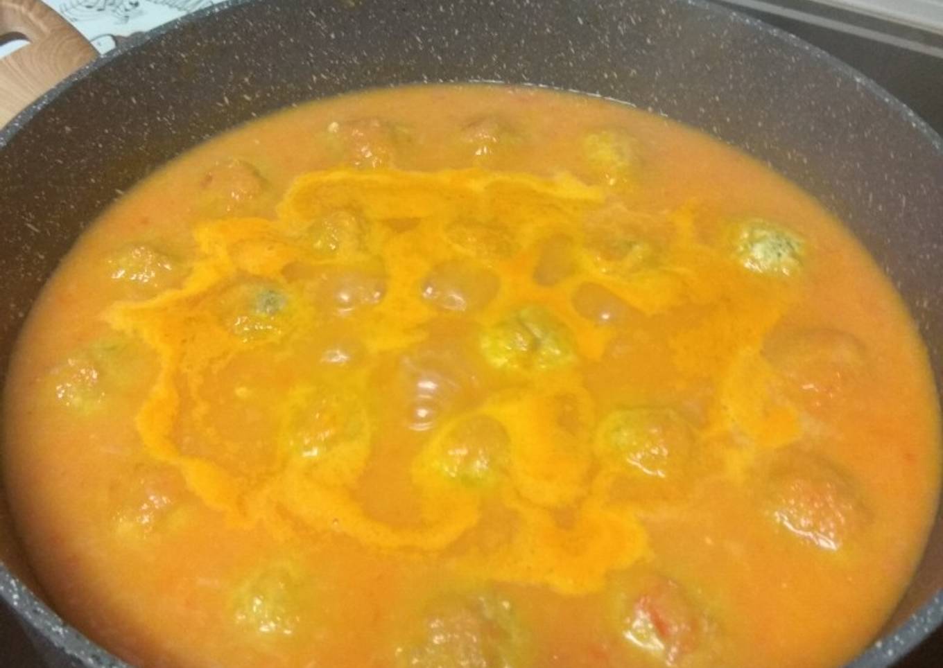 Albóndigas de pollo y brócoli en salsa