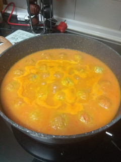 Una foto de Albóndigas de pollo y brócoli en salsa
