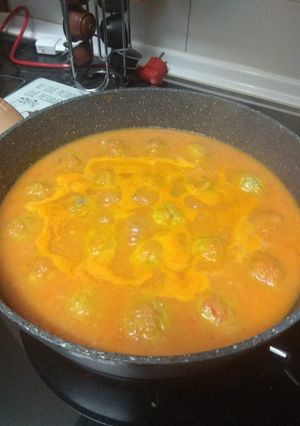 Una foto de Albóndigas de pollo y brócoli en salsa