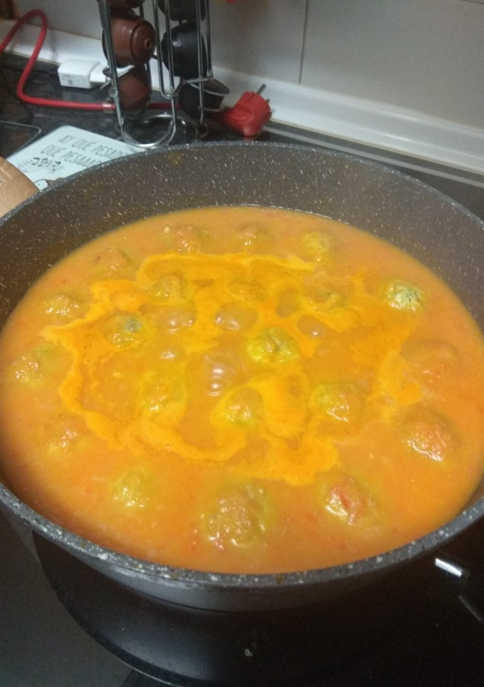 Una foto de Albóndigas de pollo y brócoli en salsa