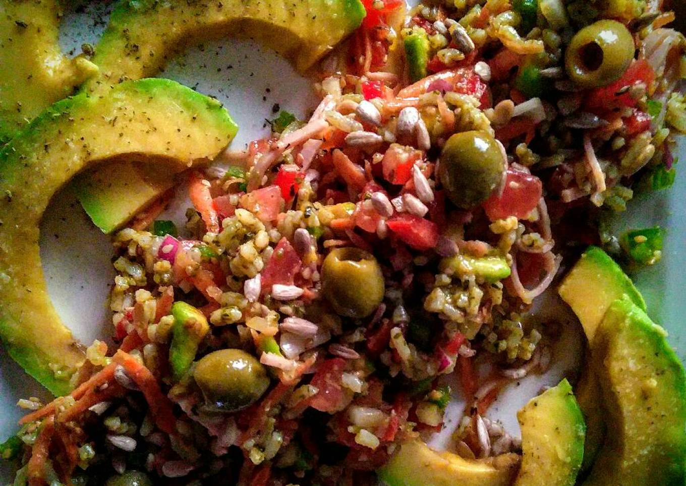 Ensalada fresca de arroz de cilantro con aguacate (palta)