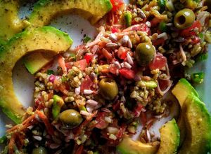 Una foto de Ensalada fresca de arroz de cilantro con aguacate (palta)