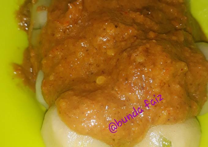 Resep Cilok isi telur puyuh bumbu kacang super pedas, Enak