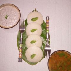 A picture of Idli sambhar chutney.