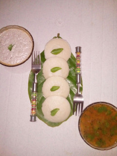 A picture of Idli sambhar chutney.