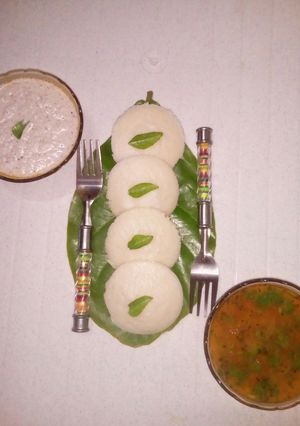 A picture of Idli sambhar chutney.