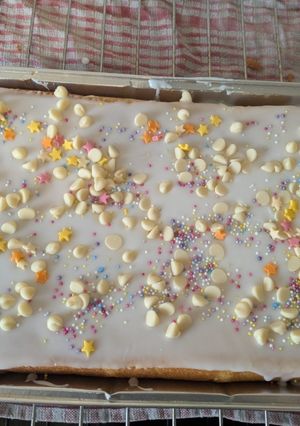 A picture of School Vanilla/lemon Tray bake.