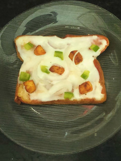 பிரெட் பீட்ஸா (Bread pizza recipe in tamil) செய்முறை முக்கிய புகைப்படம்