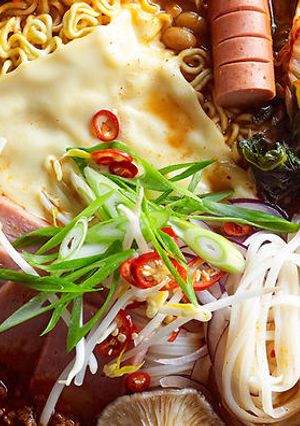 A picture of Budae jjigae.