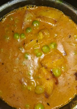 A picture of Aloo matar curry.