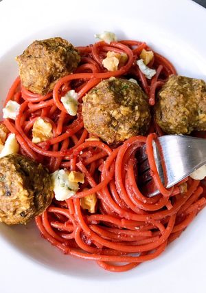 Une photo de Spaghettis betteraves roquefort et boulettes de champignons Aussi sur Instagram @stl_cuisine