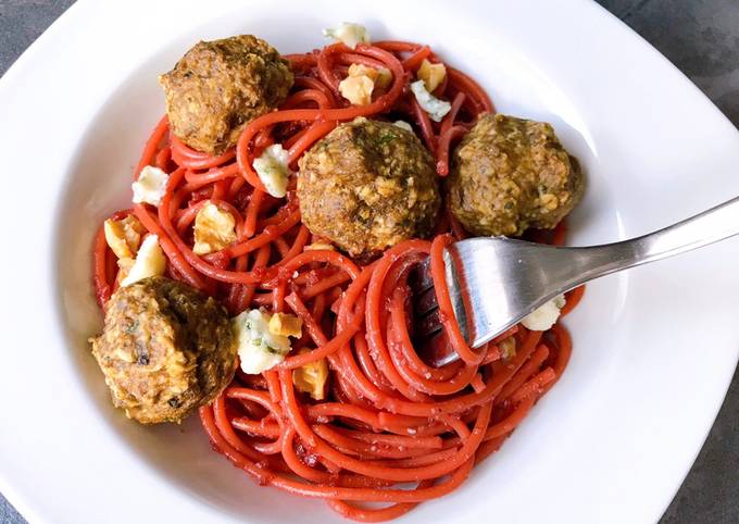 Spaghettis betteraves roquefort et boulettes de champignons Aussi sur Instagram @stl_cuisine