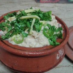 A picture of White chicken handi.
