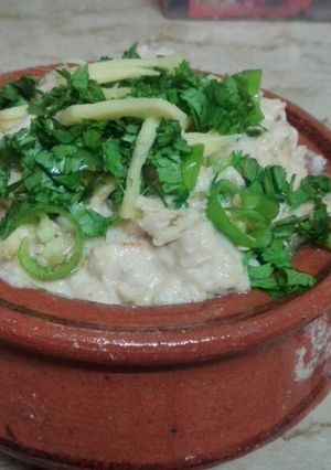 A picture of White chicken handi.