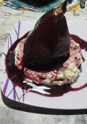 Una foto de Peras al vino tinto