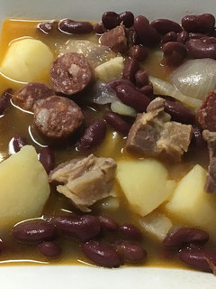 Una foto de Habichuelas estofadas con verduras e ibéricos al brandy